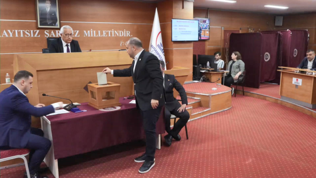 Bayrampaşa Belediyesi seçiminde 4 turda da eşitlik çıktı, salon karıştı