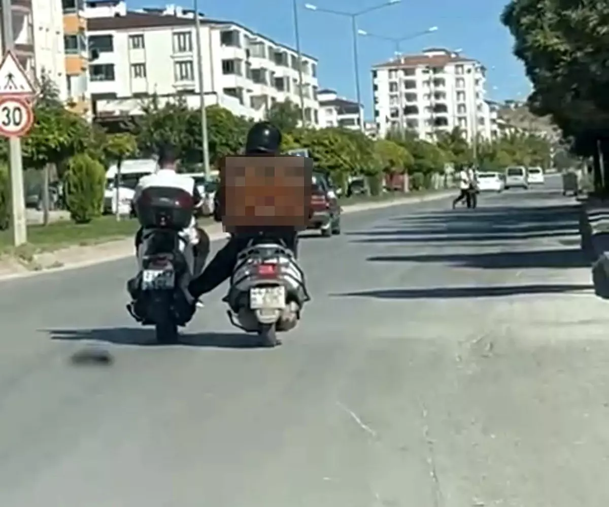 Elazığ'da Tehlikeli Motosiklet Yardımlaşması Şaşırttı