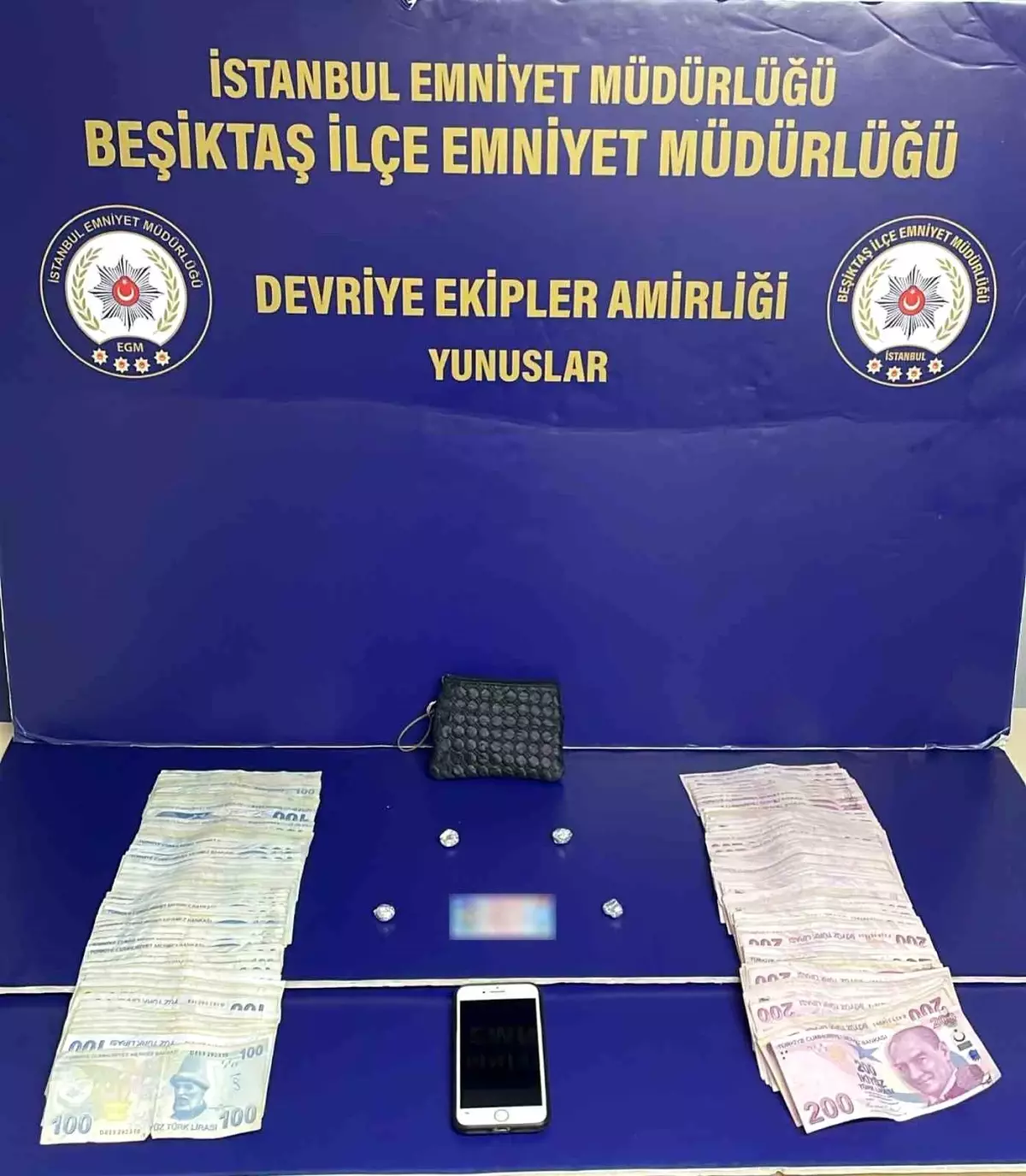 Beşiktaş'ta Gizli Düzenekte Uyuşturucu ve Para Ele Geçirildi