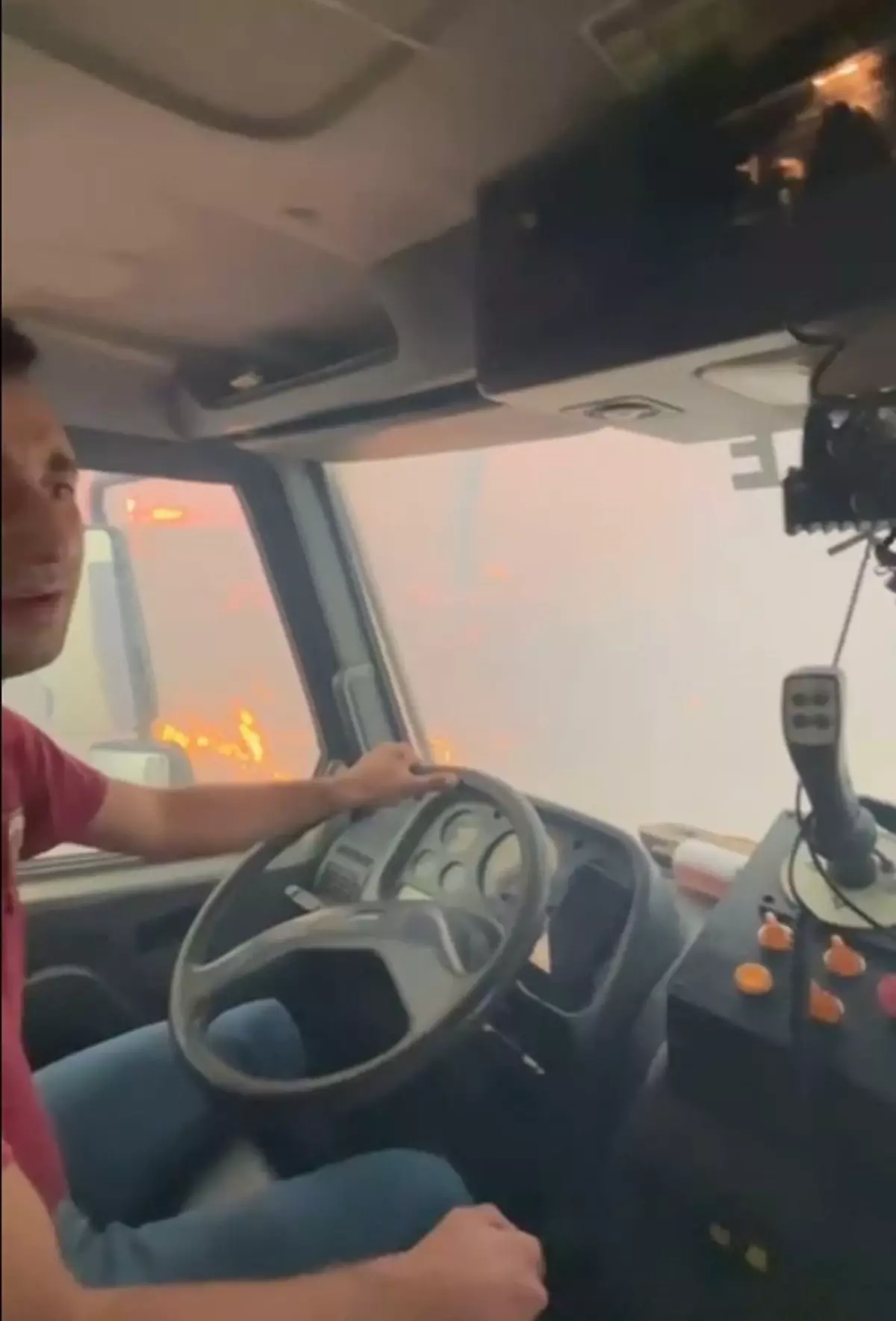 Arazöz Yangının İçinde Kaldı, O Anlar Kamerada