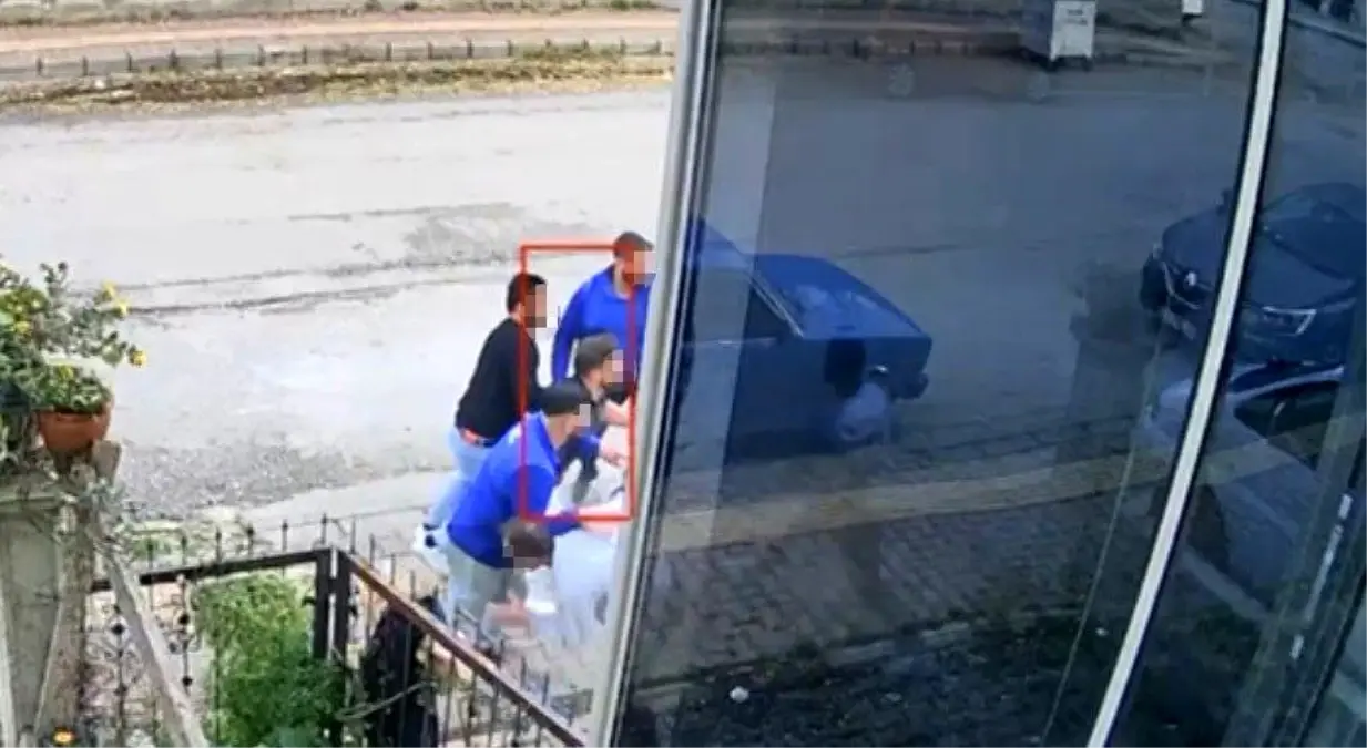 Çiçeklere Çamaşır Suyu Döken Komşu ile Baba-Oğul Arasındaki Kavga Güvenlik Kamerasında