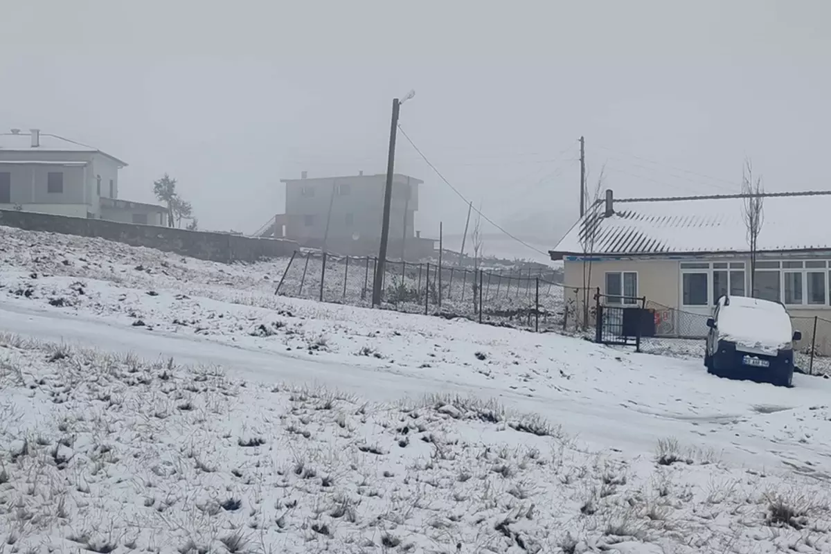 5 ilde etraf beyaza büründü! Kar kalınlığı 60 santimetreye ulaştı