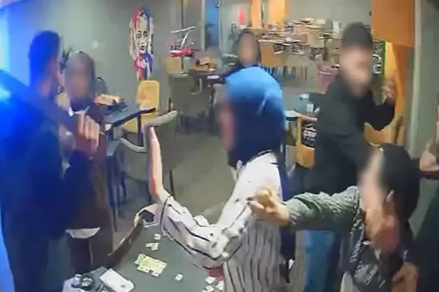 Horror in the game hall: Attacked with a sallama knife, young girls took cover
