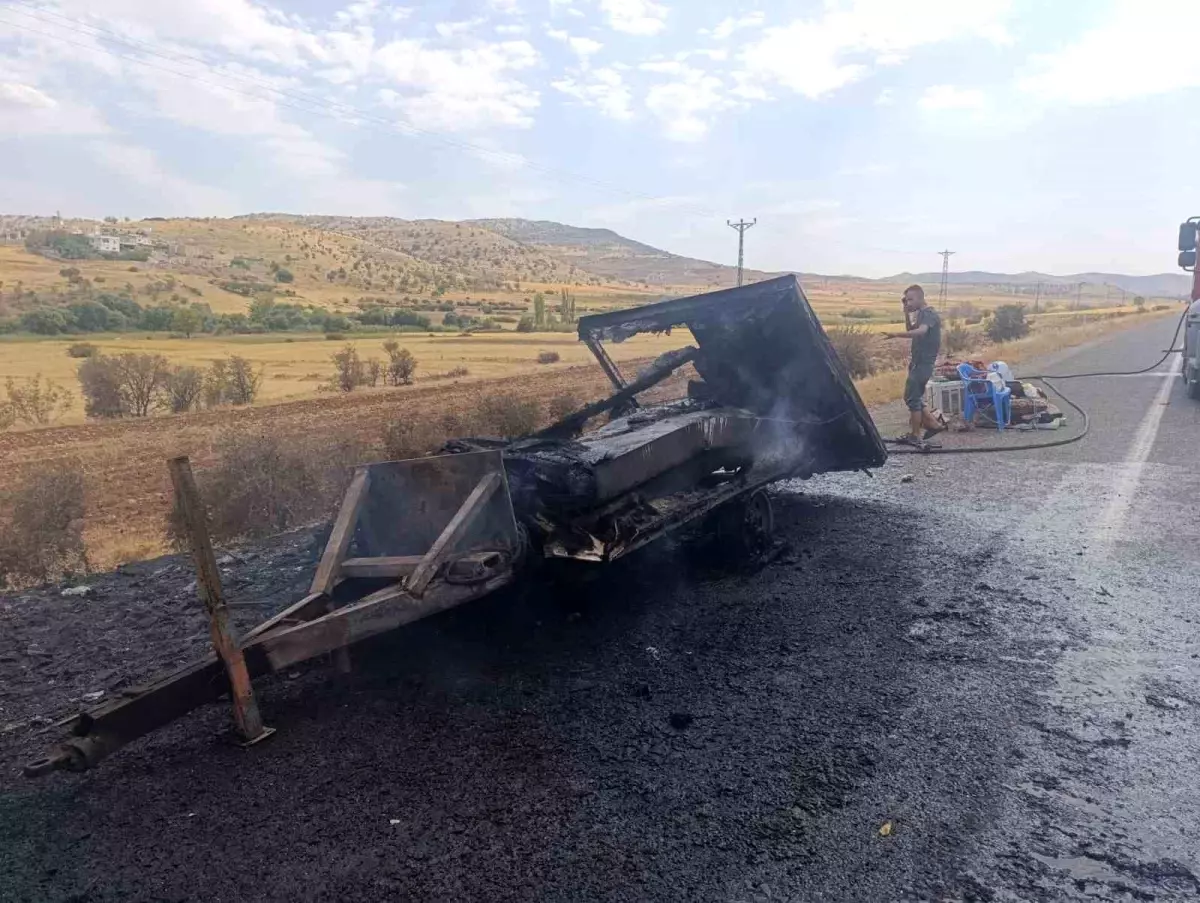 Batman'da Seyir Halindeki Kamyonetin Arkasındaki Karavan Yandı