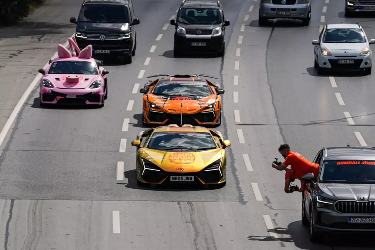 Milyonluk hiper araçlar İstanbul trafiğinde! Gören telefona sarıldı