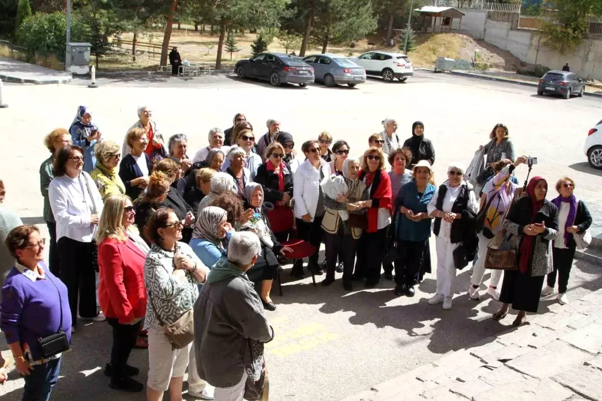 Nenehatun Kız Anadolu Lisesi'nin yarım asırlık mezunları bir araya geldi