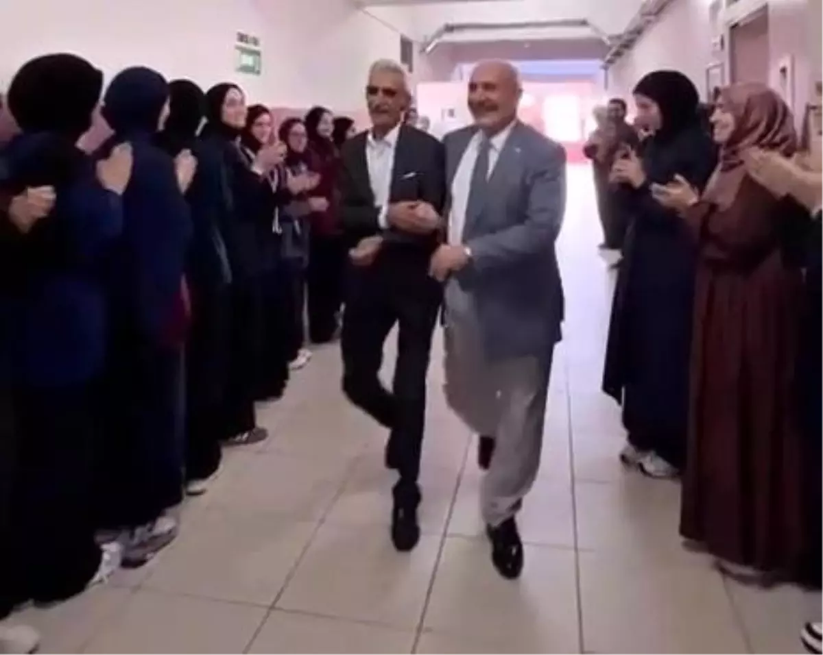 42 Yılını Eğitimle Geçiren İsmail Akbaş Emekli Oldu