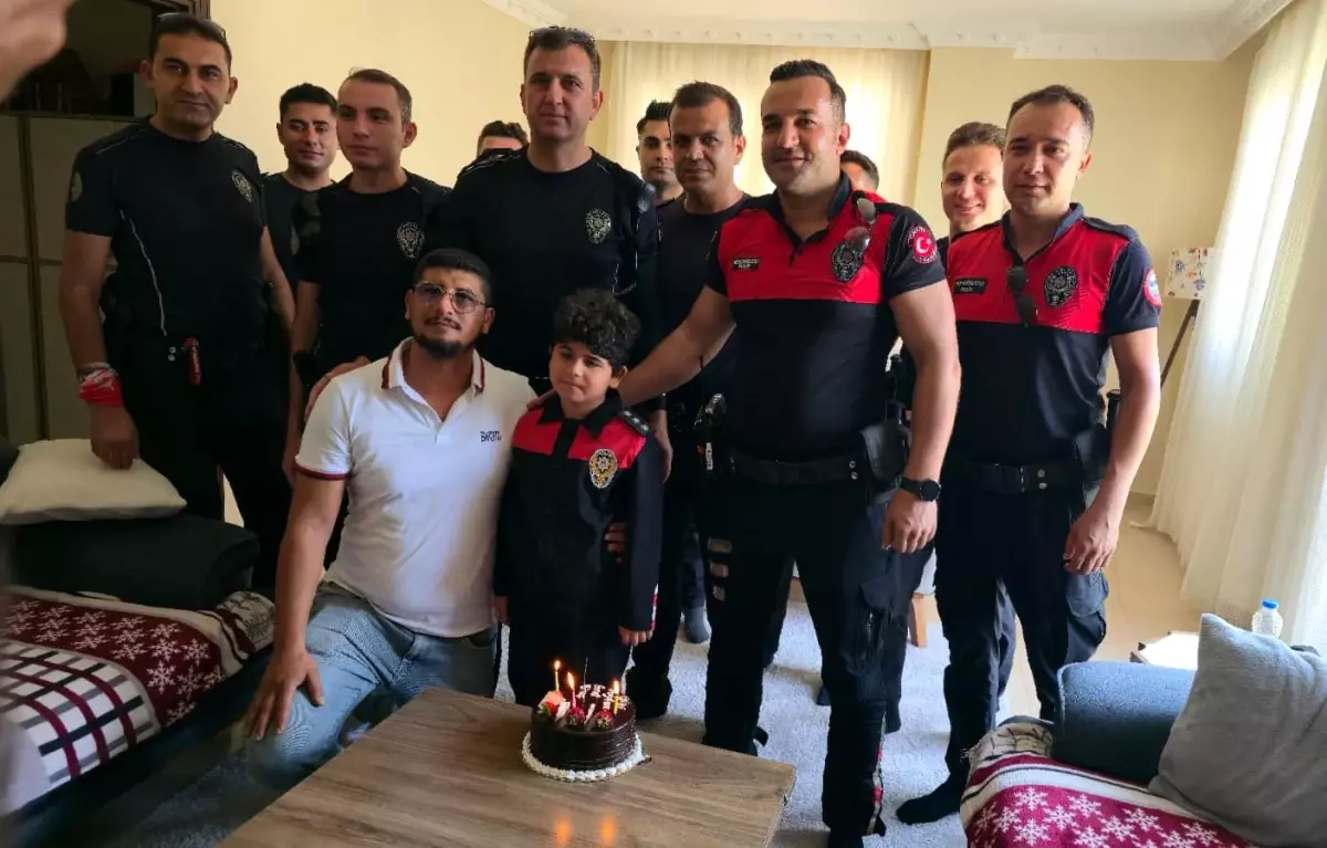DMD Hastası Minik Fırat’ın Doğum Gününe Polis Ekiplerinden Surpriz