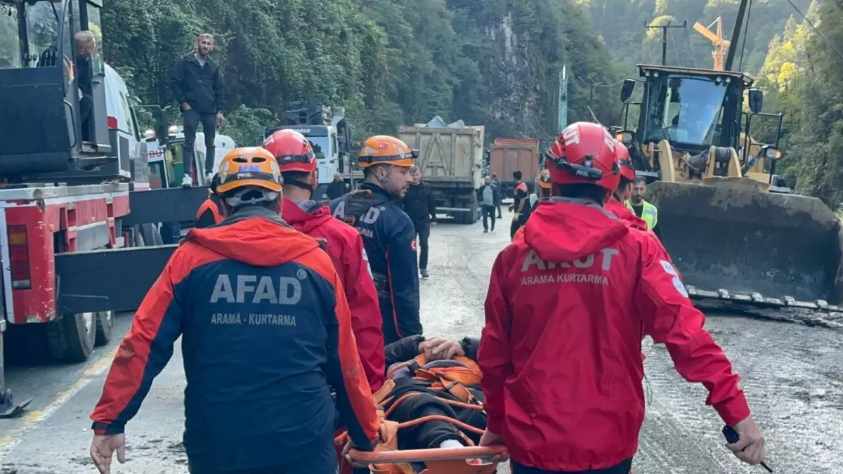 Rize'de Çöken Yoldan Diyabet Hastaları İple Tahliye Edildi