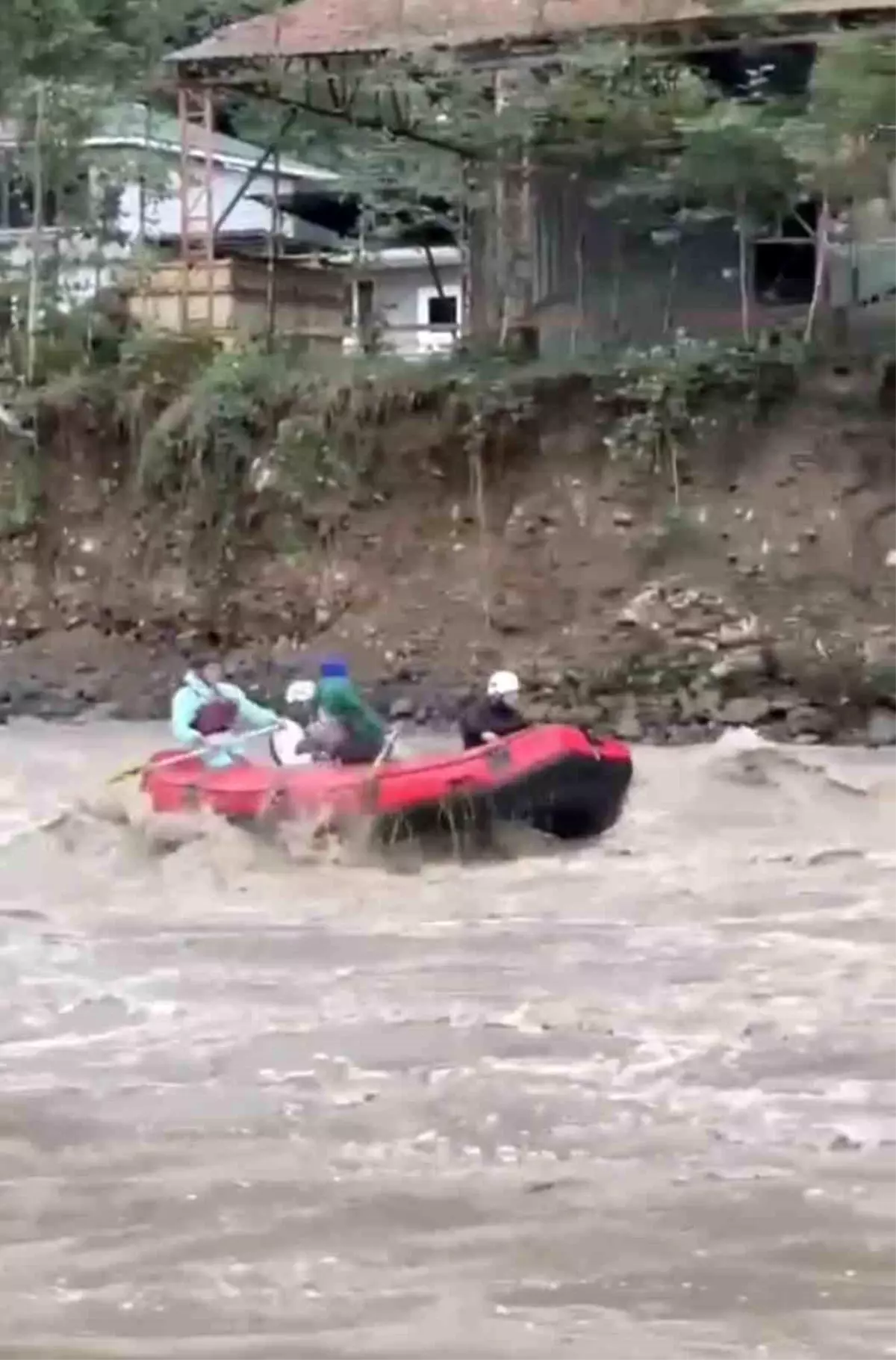 Fırtına Vadisi'nde Rafting Tutkunları Sele Rağmen Eğlenceden Vazgeçmiyor