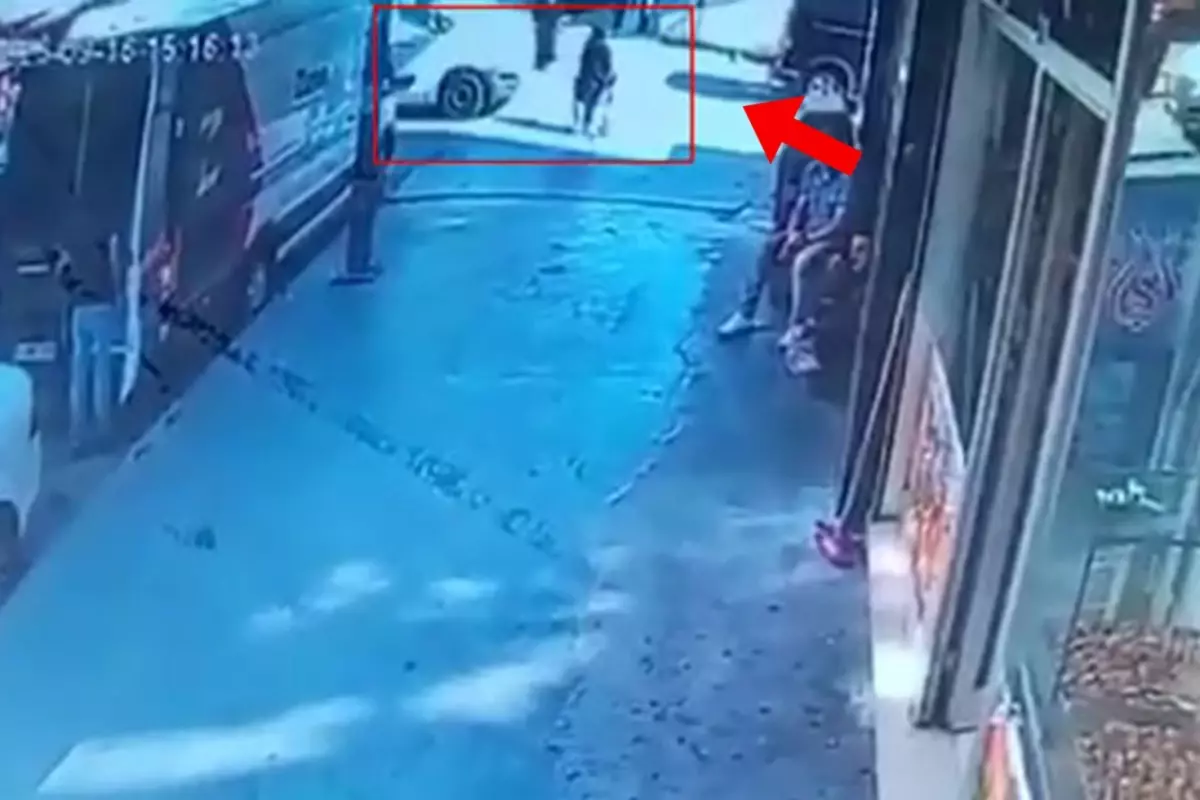 Servis minibüsünün anne ve oğlunun üzerinden geçtiği dehşet anları kamerada