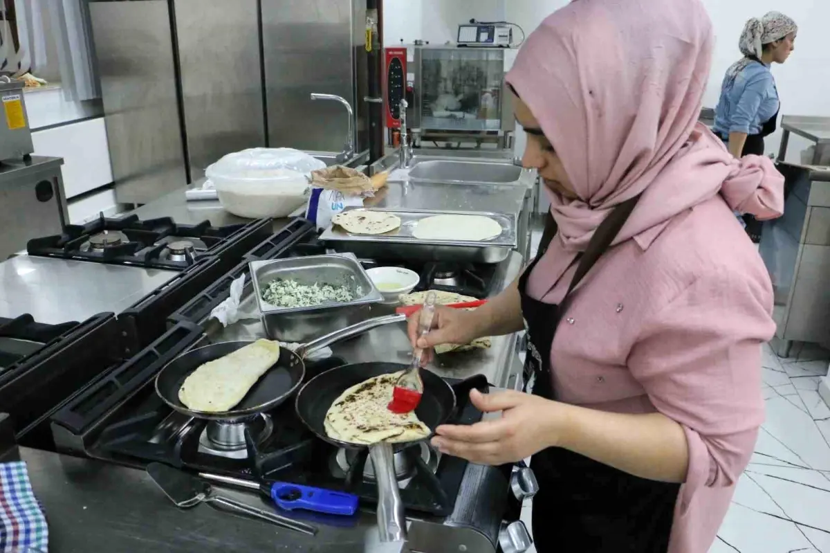 Diyarbakır'da Kadın Kooperatifi Yöresel Lezzetler Üretiyor