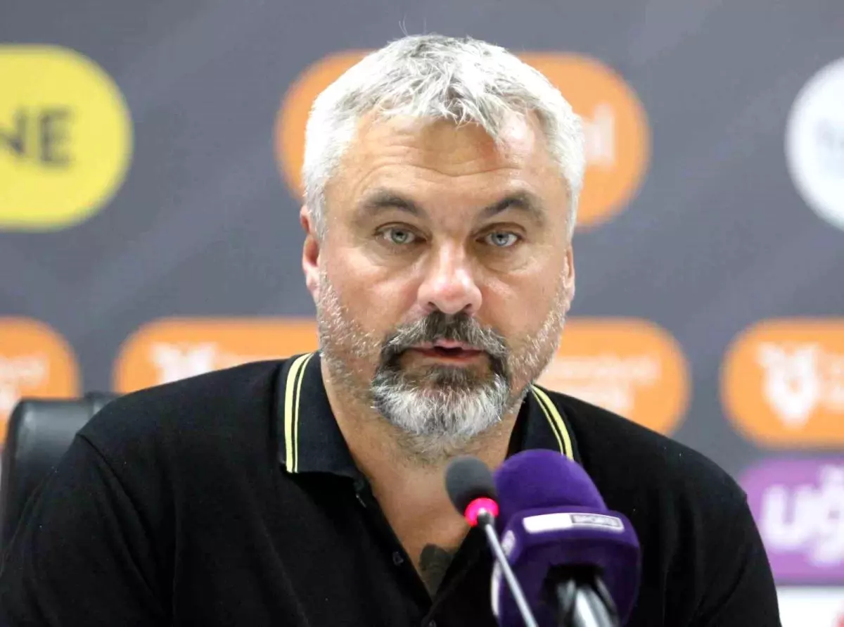 Samsunspor Teknik Direktörü Thomas Reis'ten Zemin Eleştirisi