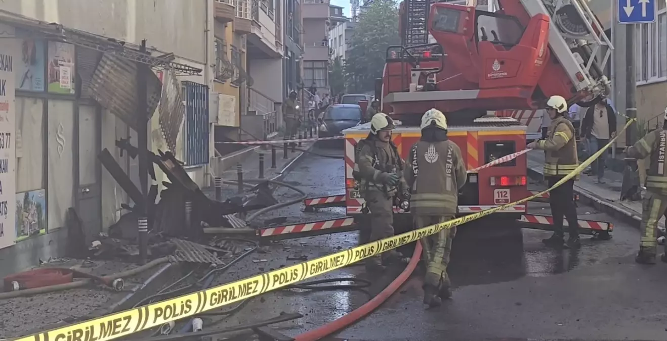 Üsküdar'da 2 Katlı Binada Yangın