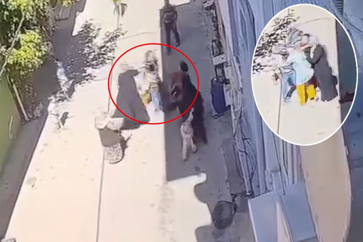 3 kadın, kucağında çocuğu ile yürüyen anneyi tekme tokat darbetti