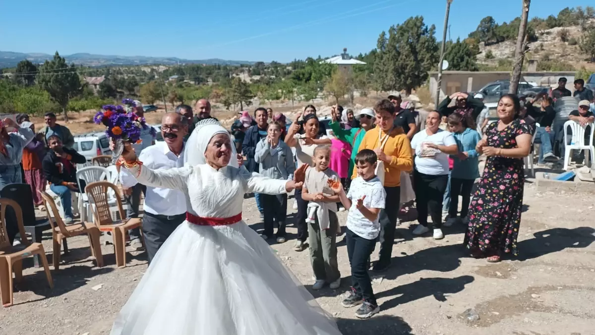 40 Yıl Sonra Düğün Heyecanı: Takmet Çifti Gelinlik ve Damatlık Giydi