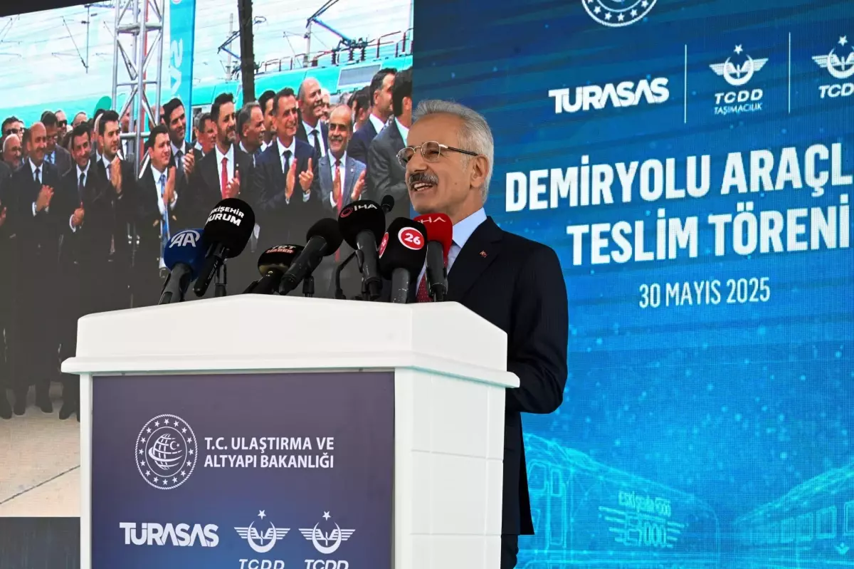 Bakan Uraloğlu'ndan Güneş Enerjisi ile Sürdürülebilir Demiryolu İnovasyonu