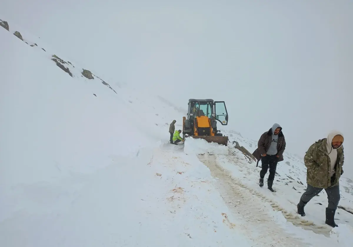 Bayburt'ta kar ve fırtına çobanı yaylada yakaladı: Sürüsüyle fırtınada mahsur kalan çoban kurtarıldı