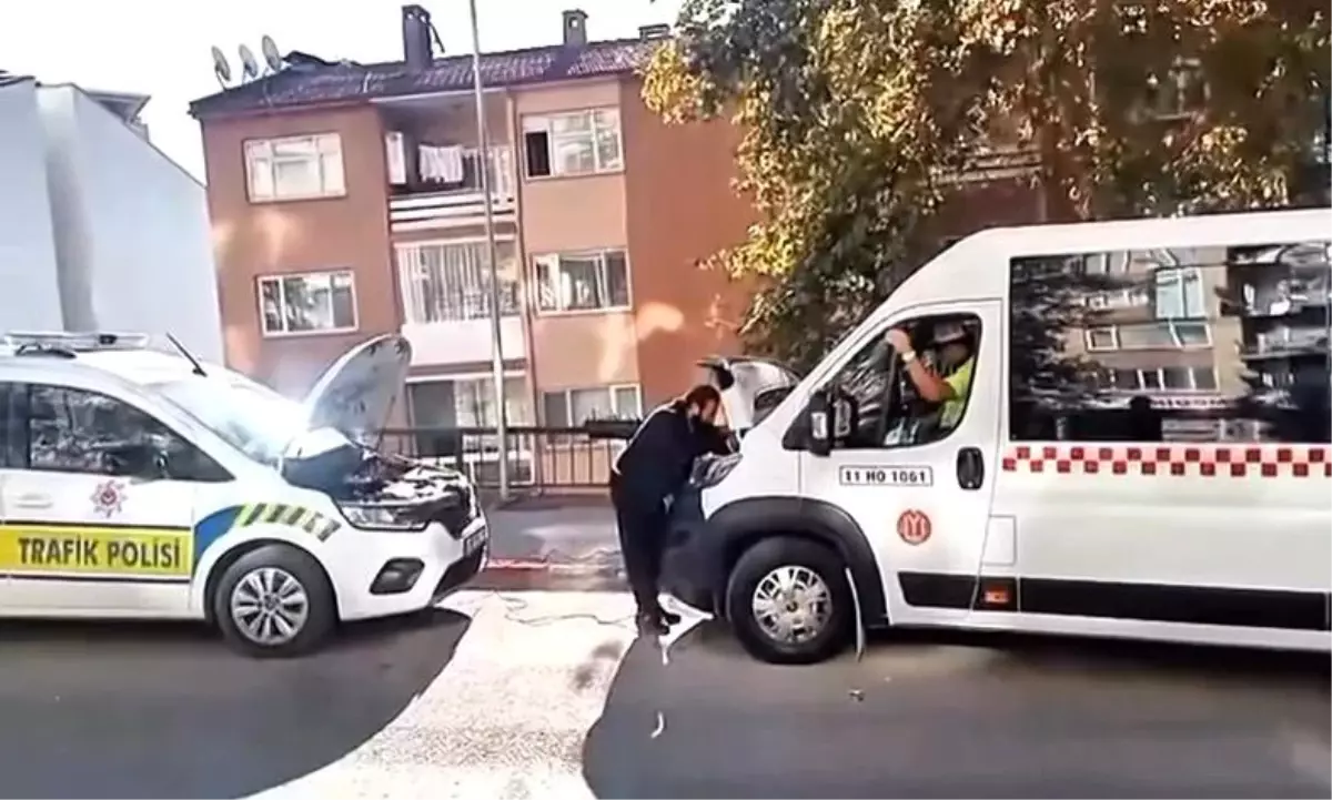 Bilecik'te Polis Ekiplerinden Anında Müdahale: Arızalanan Otobüse Akü Takviyesi