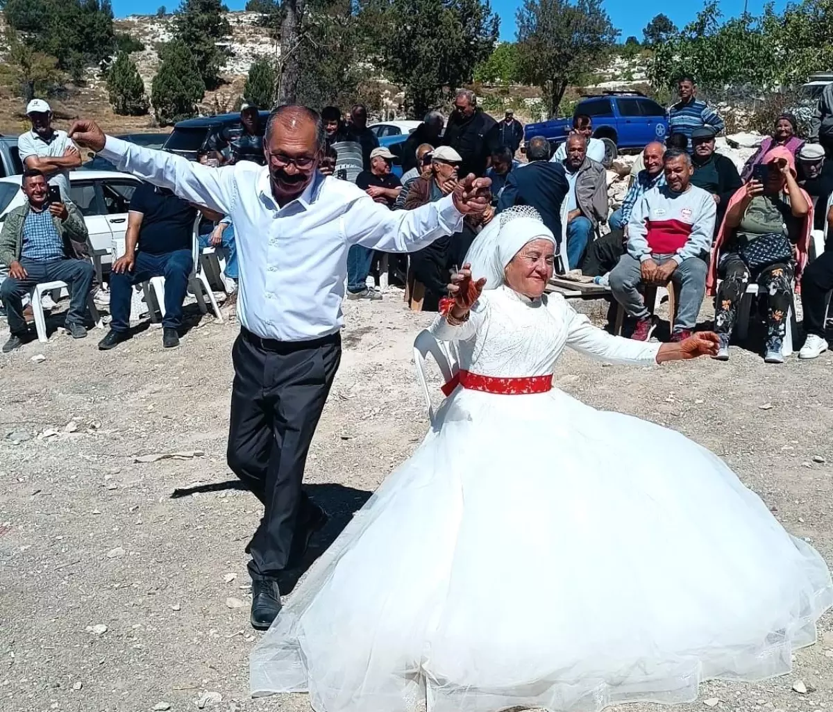40 Yıl Sonra Hayalleri Gerçekleşti: Kaçarak Evlendikleri Düğünle Kutladılar