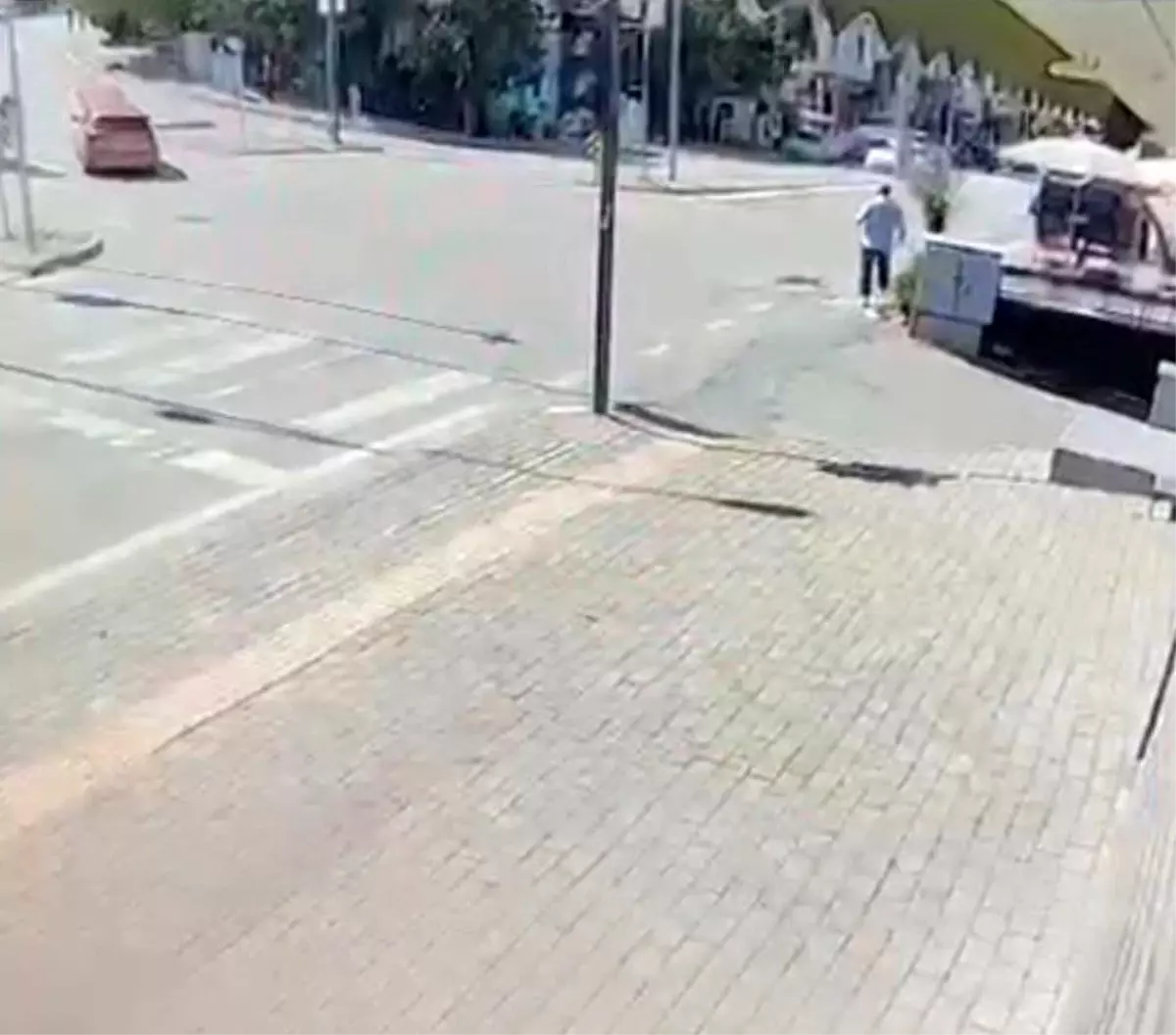 Bursa'da Kontrolsüz Otomobil Kuyumcu Dükkanına Girdi