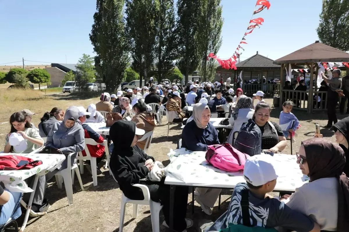 Dumlupınar'da bursiyerler geleneksel piknik şöleninde buluştu