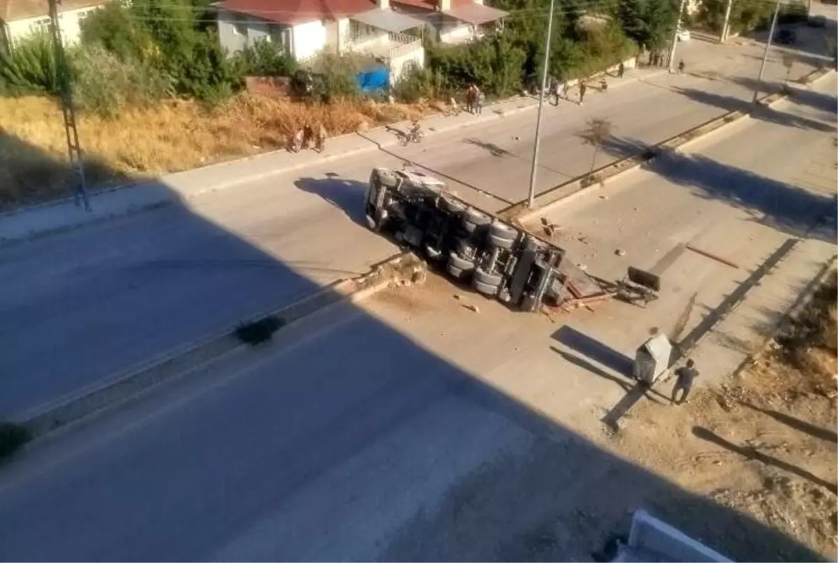 Elazığ'da Refüje Çarpan Tır Devrildi, Yaralı Yok