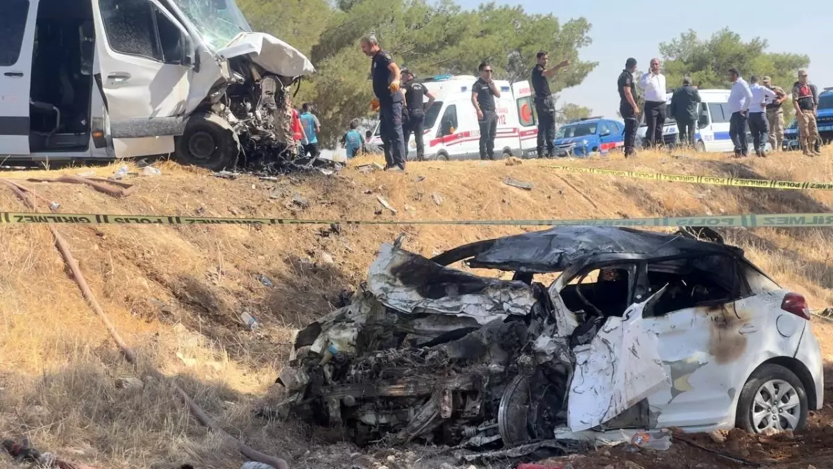 Şanlıurfa'da Minibüs ile Otomobil Çarpıştı: 1 Ölü, 14 Yaralı
