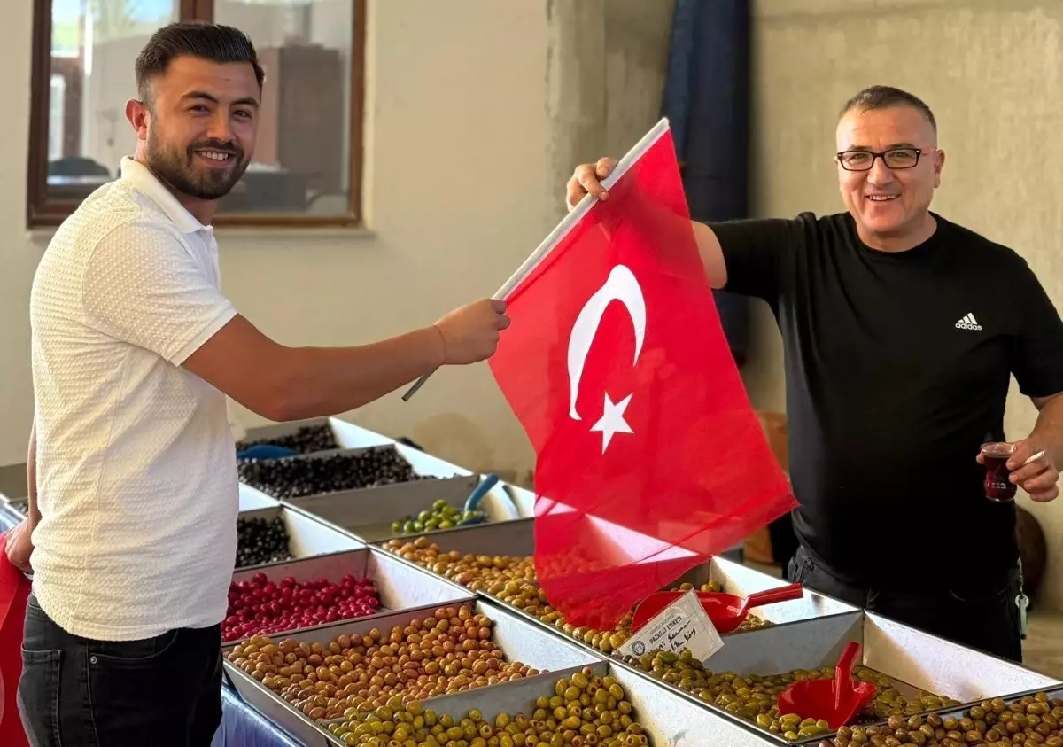 AK Parti Hisarcık Gençlik Kolları'ndan Üye Kayıt ve Bayrak Dağıtımı