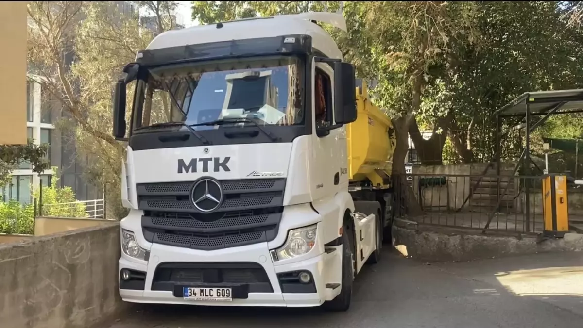 Kadıköy'de Hafriyat Kamyonu Sıkıştı