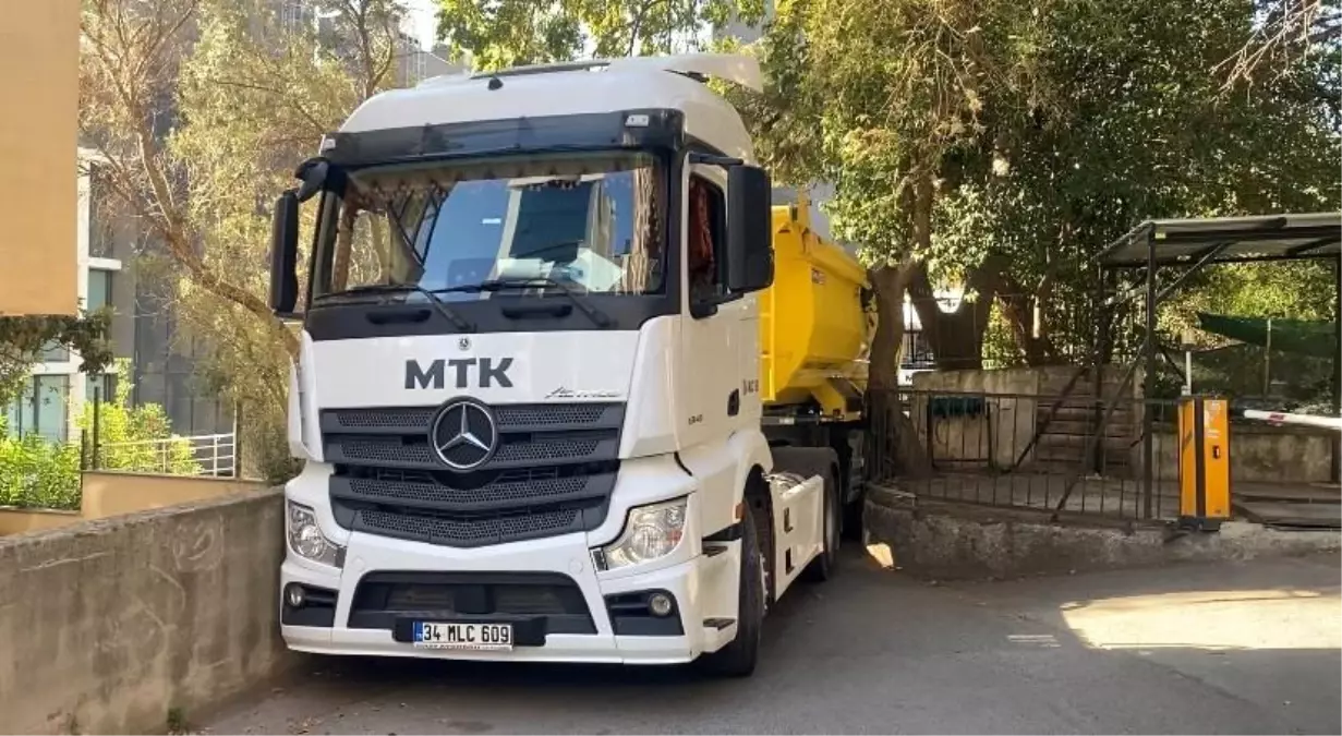 Kadıköy'de Hafriyat Kamyonu Dar Sokakta Sıkıştı