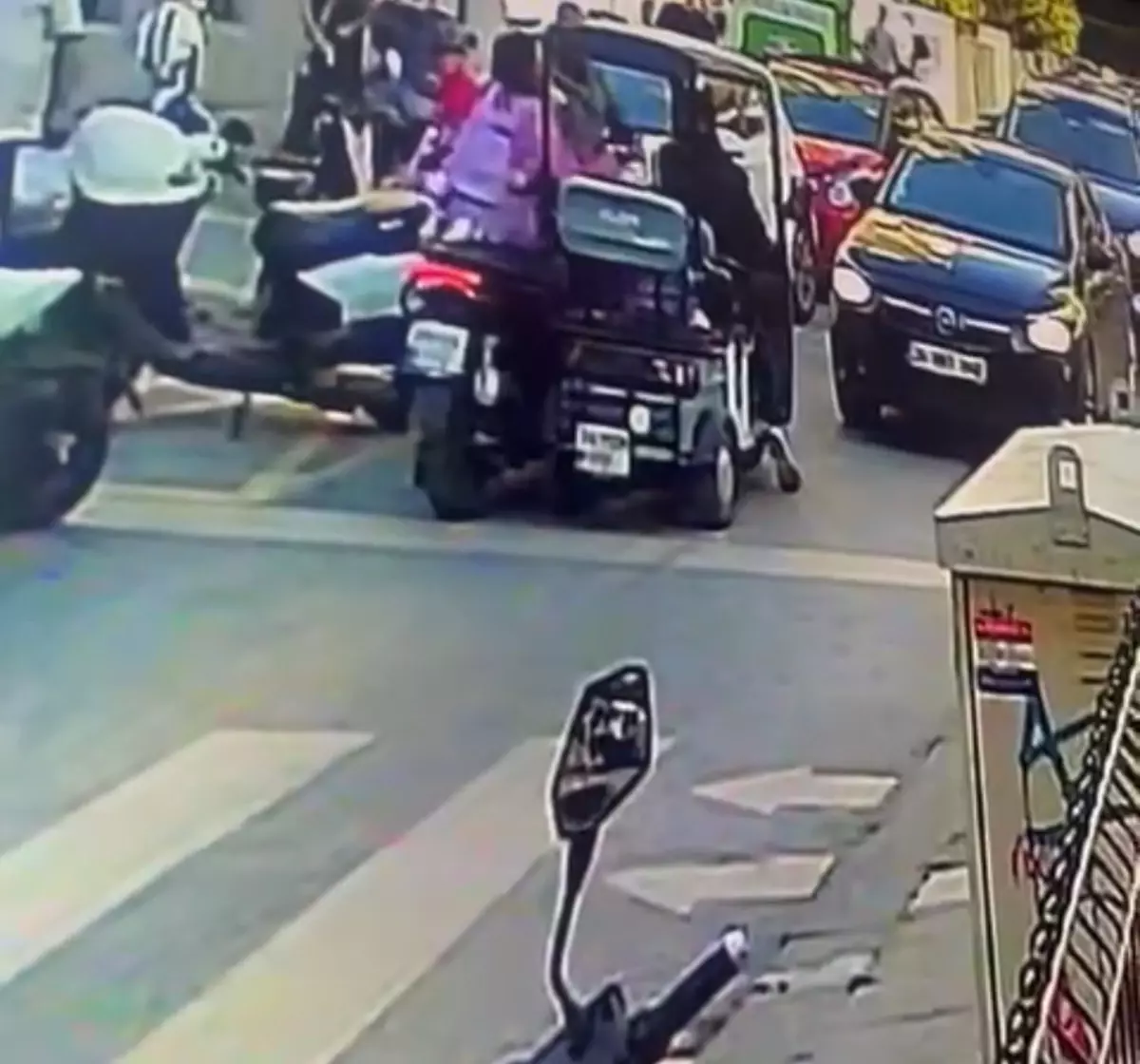 Kadıköy'de Okul Önünde Bıçaklı Tehdit: Kadın Bayıldı