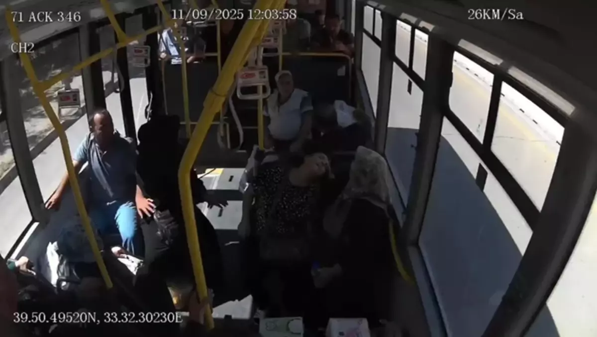 Halk Otobüsünde Fenalaşan Yolcuya Anında Müdahale