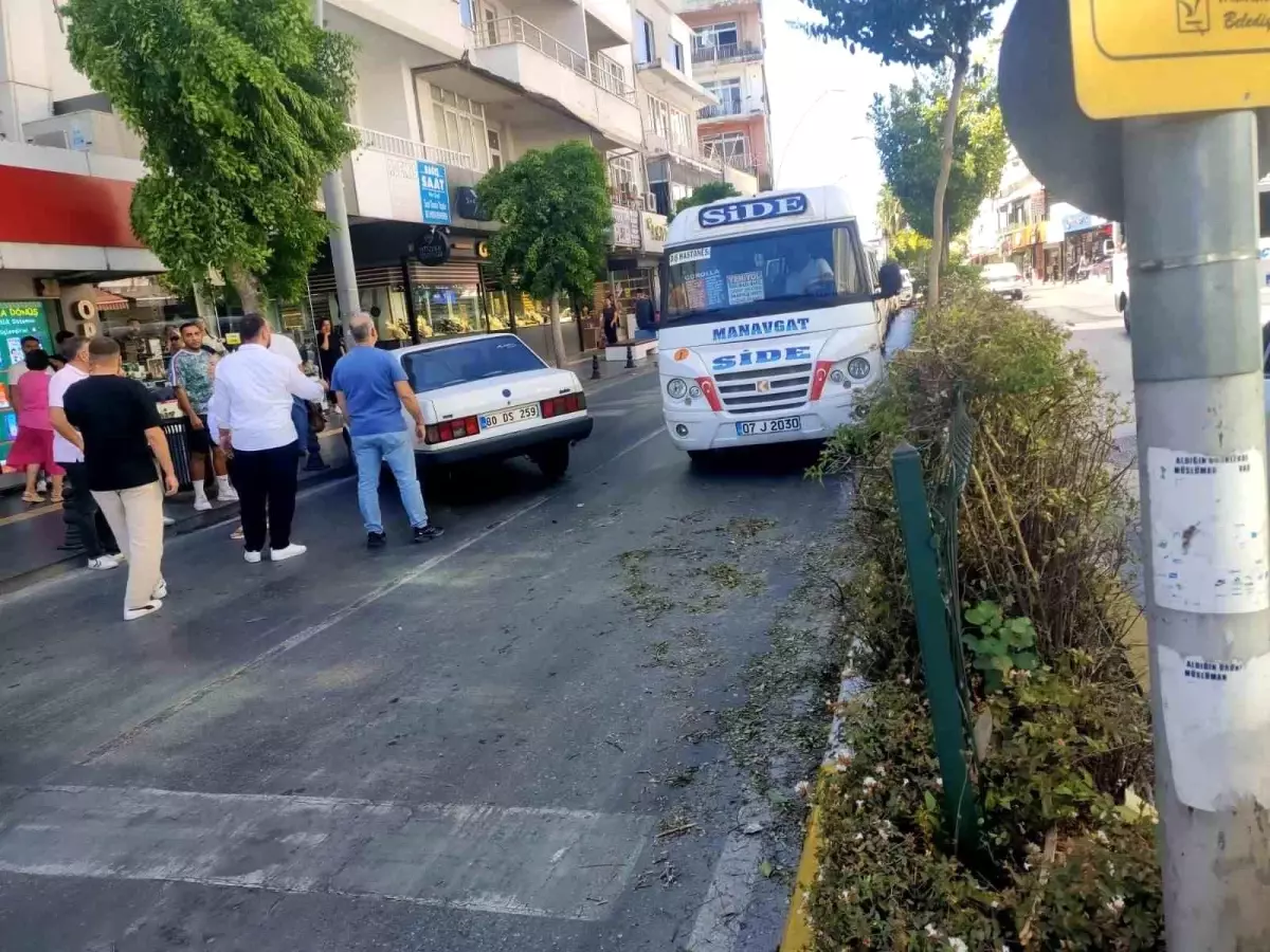 Manavgat'ta Kırmızı Işık İhlaliyle Kaza: Yaralanan Yok