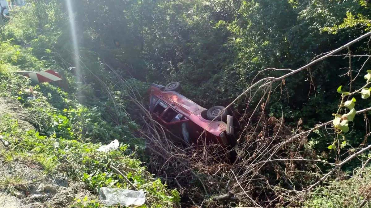 Sapanca'da Otomobil Şarampole Devrildi: 5 Yaralı