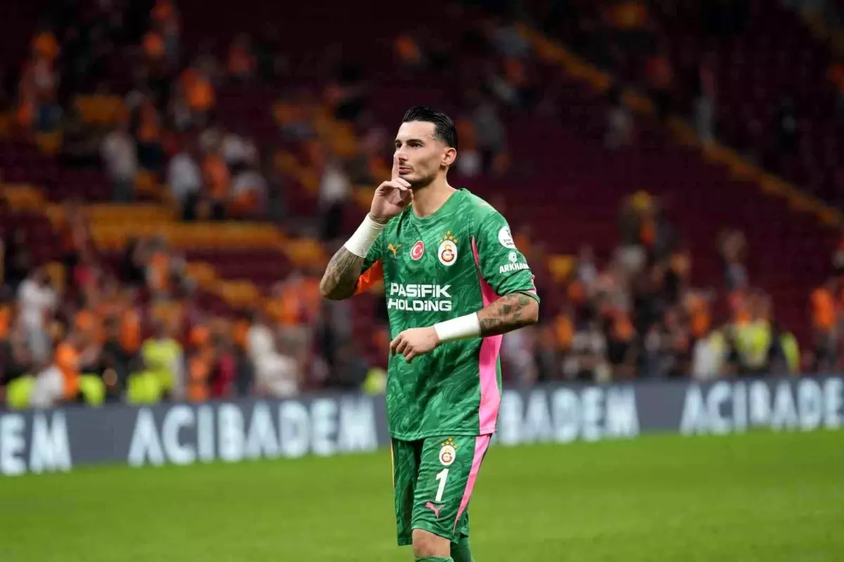 Galatasaray'ın Futbolcuları Konyaspor Maçında Taraftarlarla 3'lük Poz Verdi