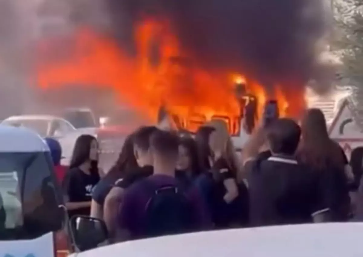 Mersin'de Öğrenci Servisinde Yangın Çıktı