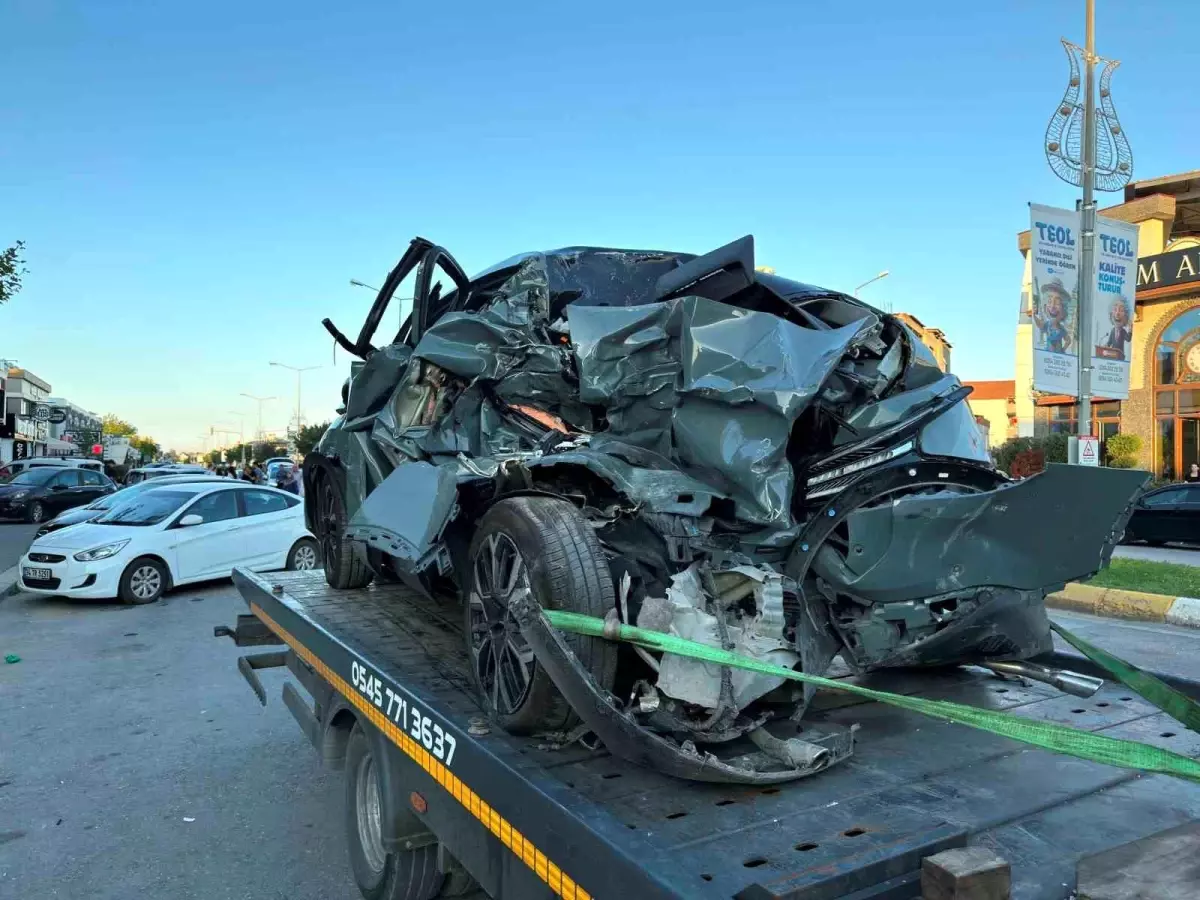 Serdivan'da Beton Mikseri Otomobile Çarptı: 2 Çocuk Yaralı