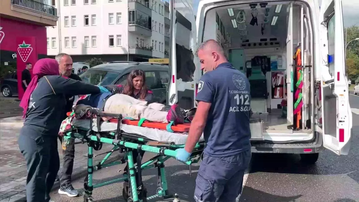 Ünye'de Kaldırımda Bekleyen Yaşlı Kadına Araç Çarptı