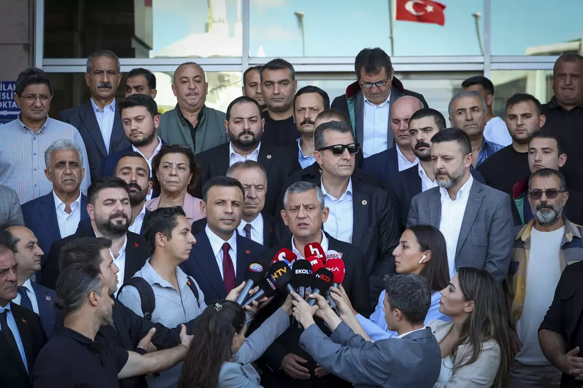 Özgür Özel İstanbul Adalet Saray'ı önünde açıklama yaptı