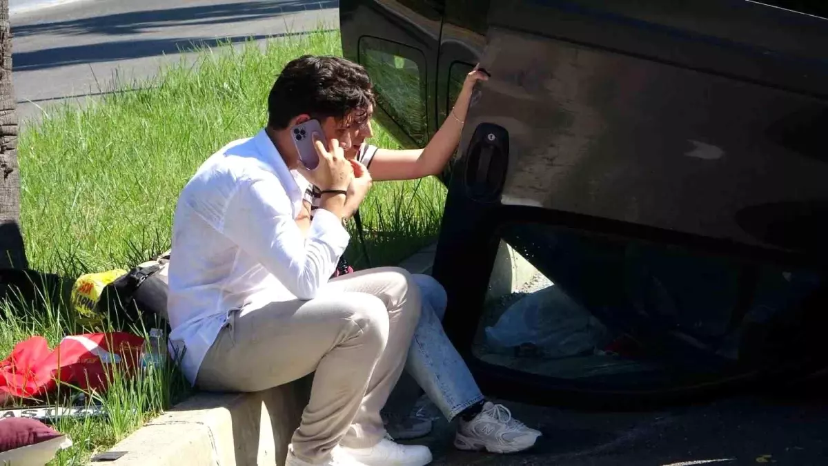 Manavgat'ta Kaza: Araç Ters Döndü, Türk Bayrağına Sahip Çıktılar