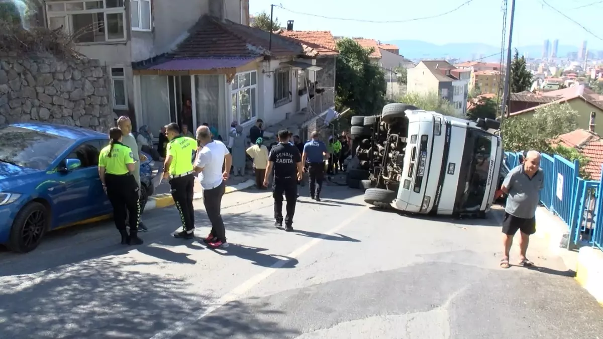 Pendik'te Yokuş Çıkamayan Kamyon Gecekonduya Çarptı