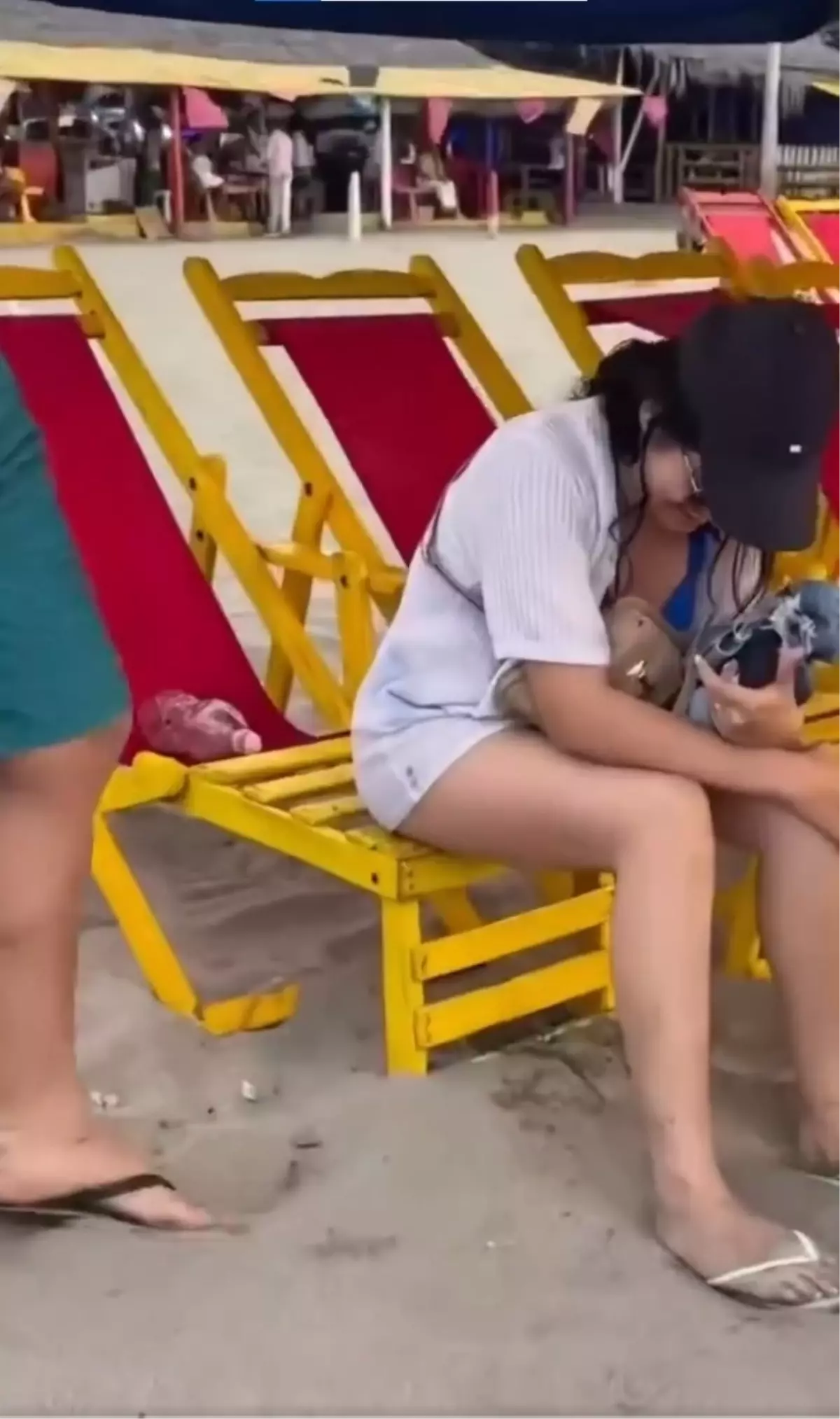 Plajda mide buland�ran g�r�nt�ler! �ezlongda otururken tuvaletini yapt�