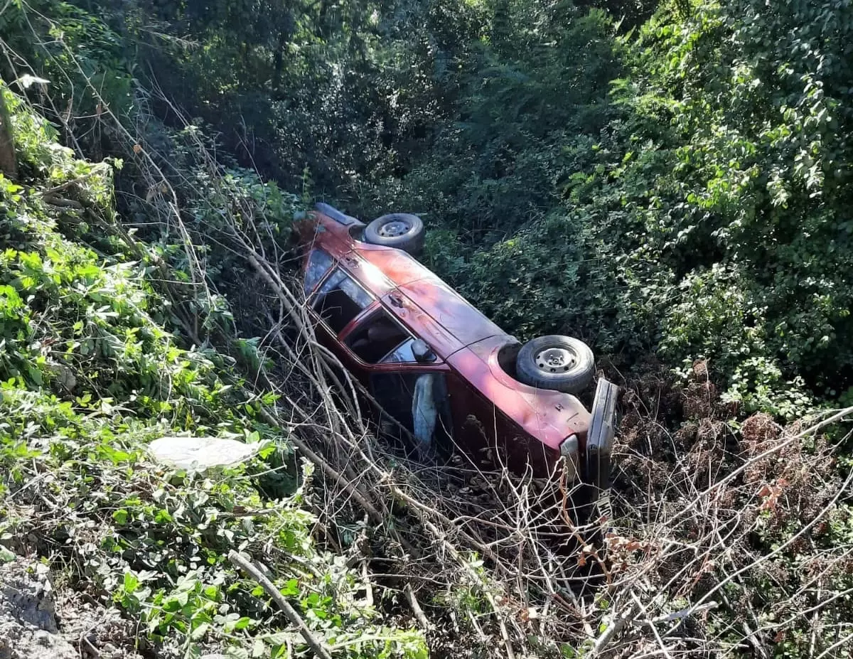 Sapanca'da Otomobil Şarampole Devrildi: 5 Yaralı