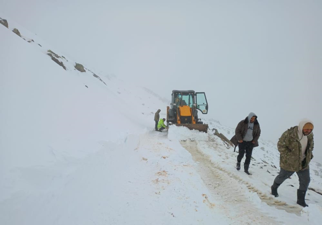 The snow depth in the city reached 30 centimeters, and the shepherd became stranded with his flock