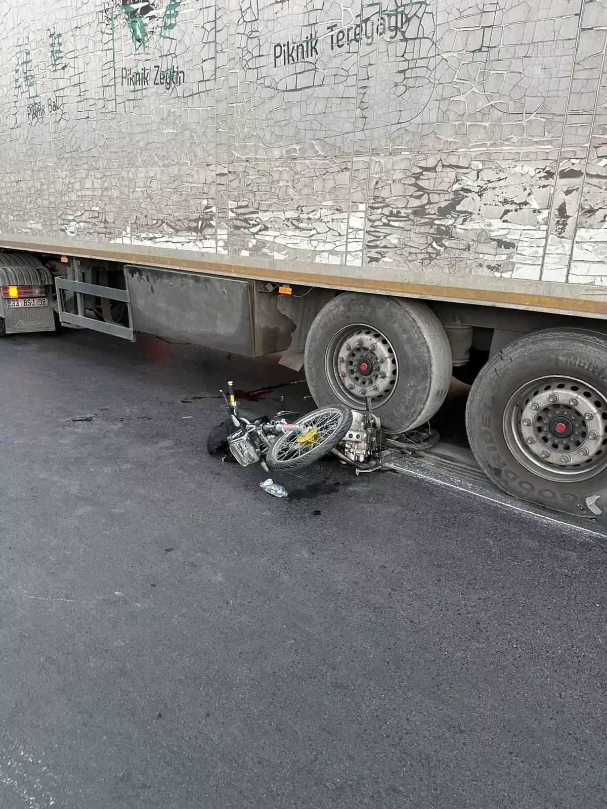 Mersin'de TIR ile Motosiklet Çarpıştı: 1 Ölü, 1 Yaralı
