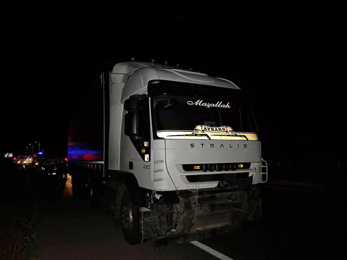 Uşak'ta Tır-Otomobil Çarpışması: 1 Ölü, 1 Yaralı