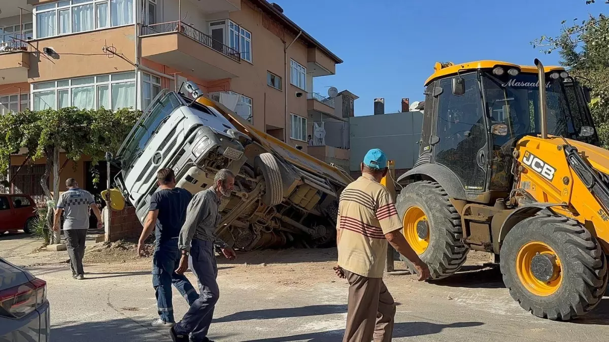 İznik'te Kamyon Foseptiğe Düştü, Yaralanan Yok