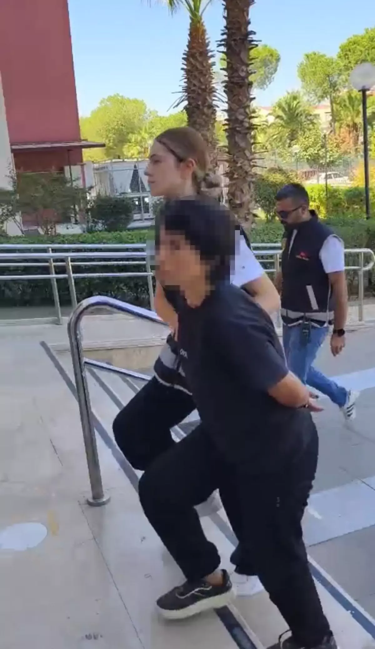 25 yıllık cinayet aydınlatıldı; 2 aylık kız kardeşini yastıkla boğmuş