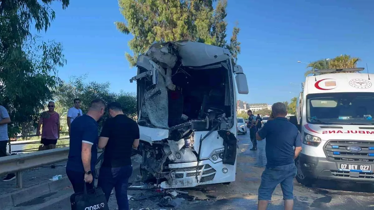 Alanya'da Midibüs Çarpışması: 15 Yaralı